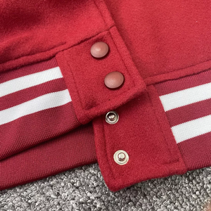 Blouson d'hiver pour homme imperméable avec garniture en fourrure de mouton, style vintage baseball, couleur et taille personnalisables - Product Image 3