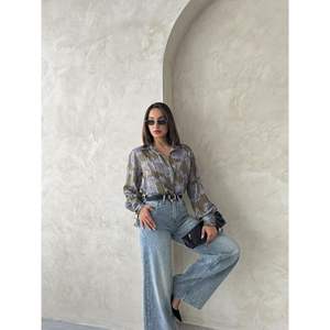 เสื้อเชิ้ตผ้าซาตินสำหรับผู้หญิง ดีไซน์ลายผ้าคลุมไหล่ สวยสง่า เหมาะสำหรับทุกโอกาส - Product Image 3