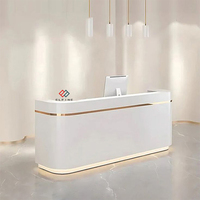 Bureau d'accueil moderne de luxe pour hôtels et hôpitaux, surface solide et matériaux en bois, décoration lumineuse LED