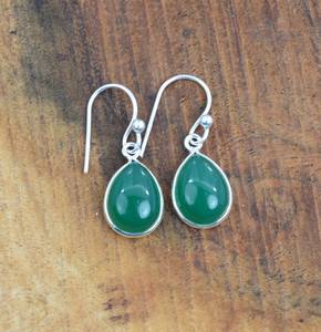 Boucles d'oreilles élégantes en argent 925 avec pierre précieuse en onyx vert, bijoux en pierre naturelle faits à la main pour femmes - Product Image 1