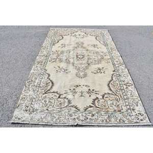 Alfombra de lana marrón beige de 5,4x8,9 pies vintage hecha a mano estilo turco clásico con respaldo de látex de diseño de retazos para uso junto a la cama - Product Image 1