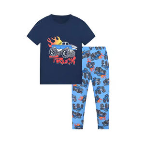 Vêtements de nuit confortables pour enfants en finition satinée avec haut à manches longues et bas pleine longueur idéal pour un confort nocturne élégant - Product Image 2