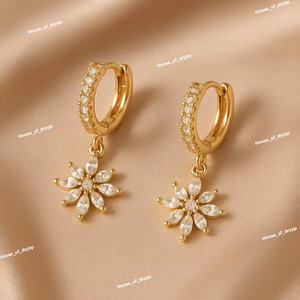 Pendientes de Aro Huggie Plateados con Delicado Adorno de Flor y Diamantes de Moissanita Separados para un Look Moderno y Elegante - Product Image 2