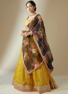Lehenga semi-cousu en georgette avec broderie de fil de sequins et de zari, imprimé floral, filet superposé, avec chemisier et dupatta assortis - Product Image 3