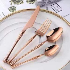 Ensemble de couverts en acier inoxydable rose gold avec une fabrication artisanale professionnelle pour les maisons et les hôtels - Product Image 1