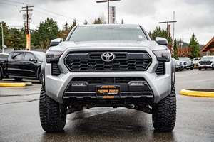 Pick-up tout-terrain de taille moyenne d'occasion 2025, édition TRD Off-Road - Product Image 2