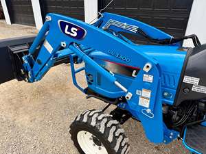 Tracteur compact d'occasion LS MT225E avec chargeur frontal LL3300 - Product Image 4