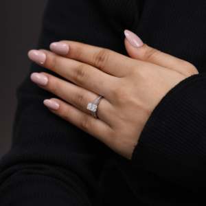 Anillo de Compromiso con Diamante de Laboratorio de Corte Radiante con Detalles de Diamantes de Corte Princesa - Product Image 1