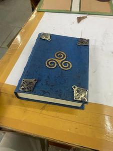 Fabriqué sur mesure dans une bordure attrayante conçue de grands journaux en cuir celtique de taille jumbo avec des ornements en laiton idéal pour la revente - Product Image 4