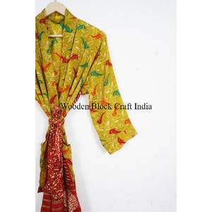 Kimono en soie pour femme de style bohème, robe indienne patchwork, caractéristique thermique, parfait pour les vacances, vêtements de nuit, méthode de tissage, col en V - Product Image 3