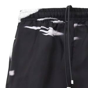 Pantalones cortos cómodos de cintura elástica para hombre, ropa deportiva ligera con estampado de sublimación, patrón sólido de satén de seda - Product Image 4