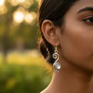 Boucles d'oreilles pendantes en argent 925 avec pierre de lune, plaquées or, motif géométrique en forme de cœur pour femmes, idéales pour les mariages, les fêtes, idée cadeau - Product Image 3