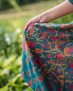 Vestido bohemio hasta la pantorrilla con estampado floral de bosque, verde y rosa, informal, para ocasiones especiales - Product Image 2