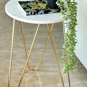 โต๊ะกาแฟชาทรงกลมทำจากโลหะสีทองพร้อมขาโลหะสีทอง3ขาเฟอร์นิเจอร์ห้องนั่งเล่นแบบคลาสสิกสุดหรู - Product Image 1