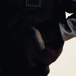 Veste universitaire Letterman en laine personnalisée pour hommes, en cuir véritable, noire avec patchs et étiquettes de logos brodés de couleur rouge, veste pour hommes - Product Image 5