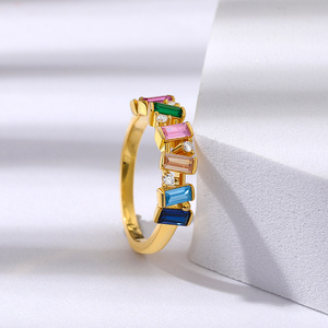 แหวนเงินแท้ทรงมรกตหลากสีสันดุจสายรุ้งจาก Jeulia - Product Image 6