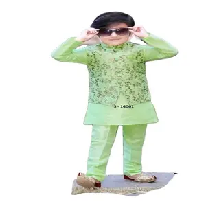 Excellent type de pyjama Kurta de travail brodé en velours lourd de l'exportateur indien disponible au prix de gros vêtements pour enfants et garçons