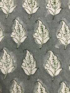 Tela de Algodón Estampada a Mano en Gris con Motivo de Hojas Tradicionales, Textil Artesanal Indio - Product Image 3