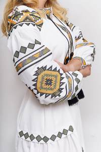 เดรสยาวปักลายสไตล์ชาติพันธุ์สำหรับผู้หญิงปี 2023 คอวี แขนสั้น เอวธรรมชาติ ผ้าทอ 100% ผ้าฝ้าย ซักได้ สวมใส่สบาย - Product Image 4