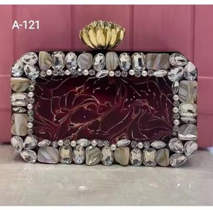 กระเป๋าสตางค์ปักลายตัวหนาพร้อมที่ปิดซิปสวยงามปลอดภัยเหมาะสำหรับการใช้งานทั้งกลางวันและกลางคืน - Product Image 1