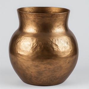 Vase en métal poli brillant de qualité supérieure avec un design décoratif parfaitement créé pour un affichage de fleurs élégant - Product Image 3