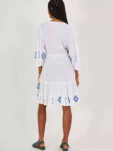 Robe blanche bohème brodée respirante coupe trapèze col en V manches trois quarts motif géométrique mini décontractée été coton - Product Image 2
