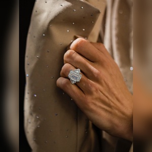 Anillo de Compromiso de Diamante Talla Esmeralda de Lujo, Engaste de Platino, Precio de Fábrica, Proveedor Mayorista - Product Image 2