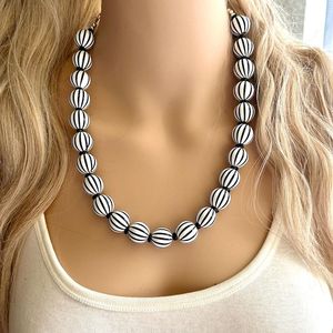 Noir blanc couleur perles chaîne perle pierre principale cadeau à la mode fait à la main meilleure qualité résine Lucite indien collier dames filles - Product Image 3