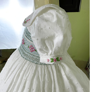 ชุดเดรสสำหรับเด็กผู้หญิงชุดเดรสแบบสม็อกชุดเจ้าหญิงชุดปาร์ตี้ผ้าฝ้ายสีขาวลายดอกไม้ผลิตจากโรงงาน - Product Image 4