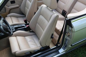 BMW 325i Cabriolet d'occasion de 1990 en excellent état, prêt à être expédié - Product Image 4