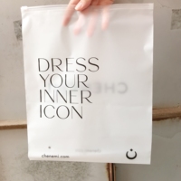 Sacs d'emballage pour t-shirts en plastique mat personnalisés 2026 avec fermeture éclair, sacs réutilisables à fermeture éclair pour vêtements et maillots de bain