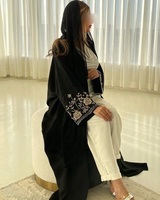 Fabricants de vêtements abaya sur mesure pour femmes musulmanes Robe abaya sur mesure Kaftan teint en noir avec broderie dorée abaya pour femmes