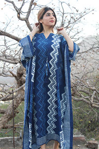 Kaftan ecológico de algodón 100%, elegante estampado de ondas índigo, cómodo vestido de salón de longitud media, vestido informal estampado a mano - Product Image 6