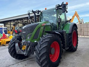 Tracteur Fendt 718 à vendre à bas prix, puissant et durable, idéal pour l'agriculture, avec une utilisation confortable et un excellent rapport qualité-prix. - Product Image 4