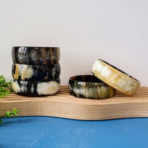 Bracelet large en corne de buffle polie écologique noir naturel fait à la main, bracelet tribal moderne - Product Image 6