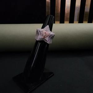 Bague moderne en moissanite sertie de diamants avec un centre contrasté |   Bijoux en argent de luxe audacieux - Product Image 1