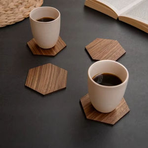 Sous-verres en bois de forme hexagonale Ensemble de quatre pièces avec supports Meilleur fabriqué - Product Image 1