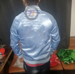 Veste bomber en satin personnalisée avec logo en gros, vêtements d'extérieur décontractés, style veste de baseball, vêtements de sport et de rue, veste de baseball - Product Image 6