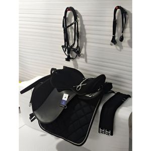 Juego de sillín de resistencia Premium BLUHORSE de cuero sintético negro, almohadilla de sillín de cuero sintético, hardware niquelado, plástico duradero - Product Image 1