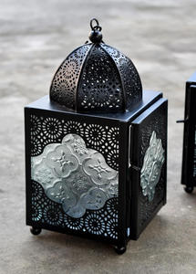 Ensemble de 2 lanternes à LED vintage rustiques marocaines de 8 pouces en bois fait à la main avec verre texturé clair Décoration de Noël intérieure Utilisation de bougies - Product Image 5