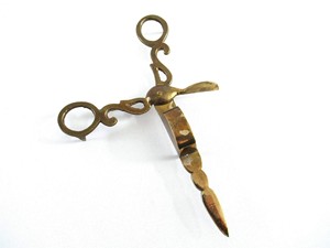 Éteignoir à bougie en laiton au design antique en forme de ciseaux pour accessoires ménagers de Noël et usage décoratif - Product Image 4