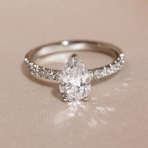 Bague de fiançailles en moissanite coupe poire 10x7mm | Solitaire avec bande pavée | OEM de bijoux fins de mariage en or ou en argent - Product Image 1