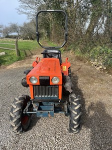 Tractor Agrícola Compacto Multiusos Kubota B700 Diésel, Equipo Agrícola para Agricultura, Jardinería y Trabajos de Construcción - Product Image 1