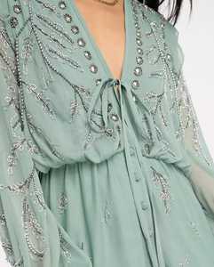 Belle et élégante robe midi douce brodée à la main avec des perles et des paillettes longueur au sol avec bouton à l'avant et embellissement floral - Product Image 3