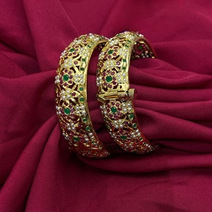 Elegante Heritage Openable Jadau Bangles Pulsera de piedras preciosas florales de Latón chapado en oro para mujeres y niñas para fiestas de boda - Product Image 1