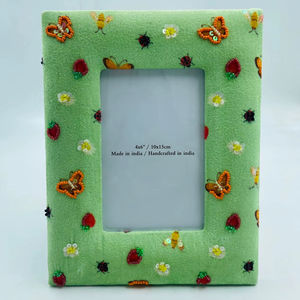 Cadre photo vertical en bois et tissu, fait main, de luxe, moderne, forme personnalisée, collection printemps, brodé et perlé, léger et durable - Product Image 1