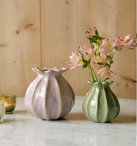 Petit vase en céramique irisé avec une finition émaillée unique, parfait pour mettre en valeur quelques tiges délicates, à prix de gros. - Product Image 4