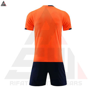 Ensemble de maillots de football personnalisés avec impression du nom du numéro Uniforme d'entraînement de football adulte unisexe 100% polyester respirant à séchage rapide - Product Image 4