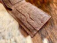 Dompet Lipat Dua Kulit Sapi Asli Gaya Crazy Horse dengan Simbol Khas Kanvas, Motif Suku Barat Daya, dan Bulu Berkerut