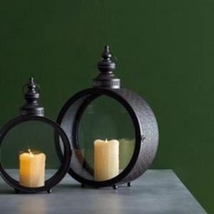Elegante portavelas de hierro negro con una base redonda resistente y detalles ornamentados para un acento de decoración del hogar sofisticado y atemporal - Product Image 6